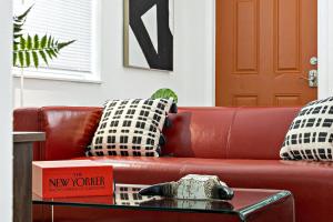Χώρος καθιστικού στο Lovely 2 BR condo with free parking on premises