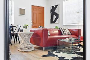 Χώρος καθιστικού στο Lovely 2 BR condo with free parking on premises