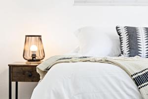 Ένα ή περισσότερα κρεβάτια σε δωμάτιο στο Lovely 2 BR condo with free parking on premises +27 φωτογραφίες