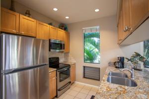 Kuchyň nebo kuchyňský kout v ubytování Wailea Grand Champions Villas - CoralTree Residence Collection