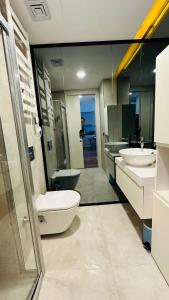 ein Badezimmer mit zwei Waschbecken, einem WC und einem Spiegel in der Unterkunft LUX DECORATED APARTMENT in Istanbul