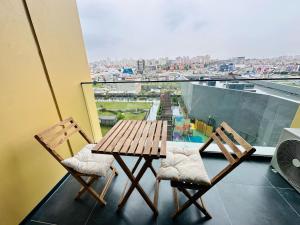 einen Holztisch und zwei Stühle auf dem Balkon in der Unterkunft LUX DECORATED APARTMENT in Istanbul