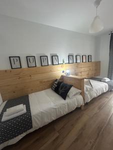 ein Zimmer mit drei Betten in einem Zimmer in der Unterkunft Apartamento Pura Vida in Córdoba