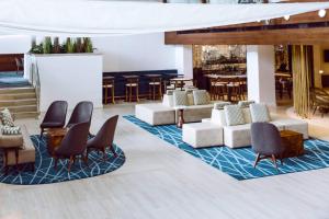 un vestíbulo con sofás y sillas y un bar en Newport Marriott Hotel & Spa, en Newport