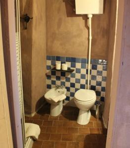 a small bathroom with a toilet and a sink at San Martino Rooms & Breakfast in Borgio Verezzi