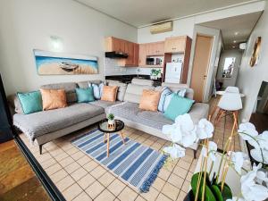 Η κουζίνα ή μικρή κουζίνα στο OCEAN WHISPER I - Back up power, 2 Adults & 2 Kids, Sea facing +179 φωτογραφίες