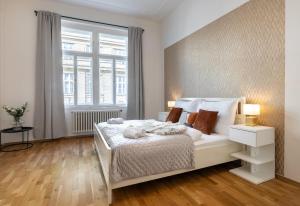 布拉格的住宿－Spacious 2-bedroom apartment in Old Town，卧室设有白色的床和大窗户