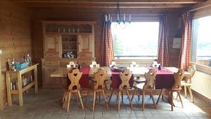 jadalnia ze stołem i krzesłami w obiekcie Les Genévriers w mieście Foncine-le-Haut
