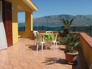 a patio with a table and chairs on a balcony at Casa Dia in Trappeto