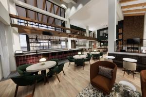 restauracja ze stołami i krzesłami oraz bar w obiekcie SpringHill Suites by Marriott Avon Vail Valley w mieście Avon