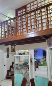 uma escada num quarto com duas cadeiras em Hogar Marujita em Iquitos