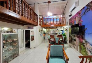 a dining room with a table and chairs at Hogar Marujita in Iquitos