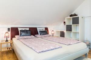 カッペル・グラーフェンハウゼンにあるViCas Ferienwohnungのランプ2つが備わる客室の大きな白いベッド1台