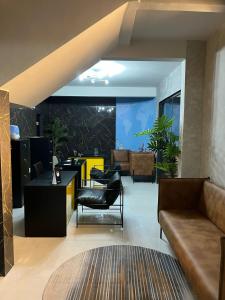 een woonkamer met een bank en een tafel bij Let's Go Tour Palace Hotéis in Canaã dos Carajás