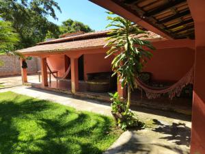 een klein huis met een veranda met een tuin bij Sítio da Fabi in Brumadinho