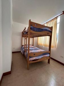 1 dormitorio con 2 literas en una habitación en Apartamento familiar de lujo (402), en San Bartolo