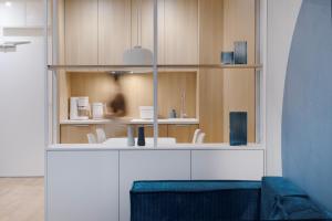 斯维诺乌伊希切Seaside Garden Blue的一个带椅子的架子的房间