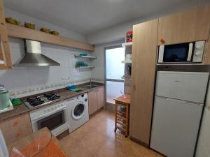 ベルレガートにあるApartment Linaのキッチン(冷蔵庫、洗濯機、乾燥機付)