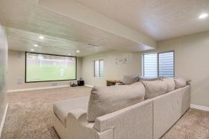 TV a/nebo společenská místnost v ubytování Home Theater and Patio South Jordan Basement Unit