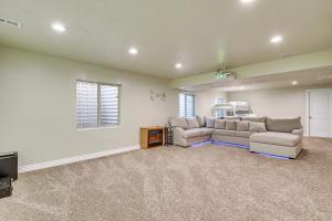 Χώρος καθιστικού στο Home Theater and Patio South Jordan Basement Unit