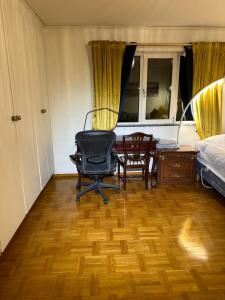 Postel nebo postele na pokoji v ubytování Stockholm Arlanda gratis parkering , Wifi, Fiber 1Gb, 2 enkelsängar, Långtidsboende rymligt o Garderober Room2