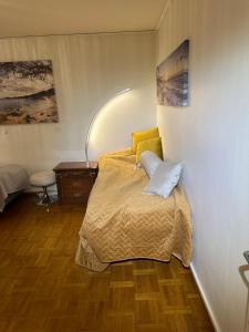 Postel nebo postele na pokoji v ubytování Stockholm Arlanda gratis parkering , Wifi, Fiber 1Gb, 2 enkelsängar, Långtidsboende rymligt o Garderober Room2