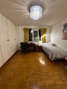 Postel nebo postele na pokoji v ubytování Stockholm Arlanda gratis parkering , Wifi, Fiber 1Gb, 2 enkelsängar, Långtidsboende rymligt o Garderober Room2