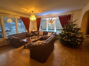 Posezení v ubytování Stockholm Arlanda gratis parkering , Wifi, Fiber 1Gb, 2 enkelsängar, Långtidsboende rymligt o Garderober Room2