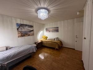 Postel nebo postele na pokoji v ubytování Stockholm Arlanda gratis parkering , Wifi, Fiber 1Gb, 2 enkelsängar, Långtidsboende rymligt o Garderober Room2