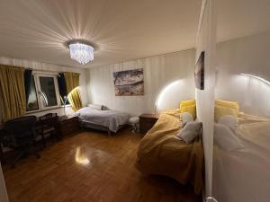 Postel nebo postele na pokoji v ubytování Stockholm Arlanda gratis parkering , Wifi, Fiber 1Gb, 2 enkelsängar, Långtidsboende rymligt o Garderober Room2