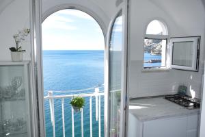 アマルフィにあるAmalfi Saracena Houseの海の景色を望むバルコニー付きのキッチン