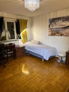 Postel nebo postele na pokoji v ubytování Stockholm Arlanda gratis parkering , Wifi, Fiber 1Gb, 2 enkelsängar, Långtidsboende rymligt o Garderober Room2