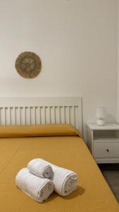 une chambre avec un lit avec des serviettes dessus dans l'établissement Casa vacanza Blue Marine, à Sampieri