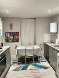 una cocina con mesa y sillas. en Beautiful Single Bedroom en Liverpool