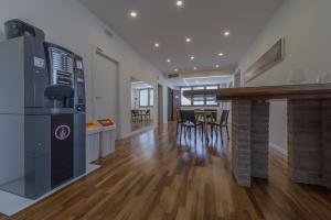 kuchnia i salon z barem w domu w obiekcie Marconi House w Mestre