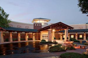 a hotel with a fountain in front of a building at MeadowView Marriott Conference Resort and Convention Center in Kingsport
