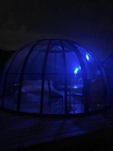un iglú con una mesa en la oscuridad en La bulle de Mont, en Yvoir