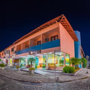 un edificio en una calle por la noche en Ayla Praia Hotel, en Porto Seguro