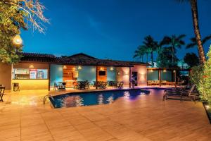 塞古羅港的住宿－Ayla Praia Hotel，棕榈树屋前的游泳池