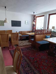 een eetkamer met stoelen en een tafel en tafels en stoelen bij Pension Hubertus in Winterberg