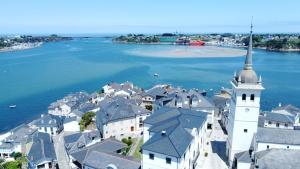 an aerial view of a town next to the water at Casa "LA OCA" - Planta Baja Independiente en Vivienda Independiente in Andés