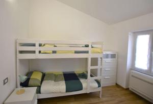 a bedroom with two bunk beds in a room at A Supressa du Capua in Sestri Levante