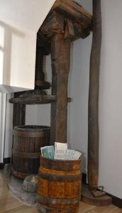 an old wooden stove sitting next to a barrel at A Supressa du Capua in Sestri Levante