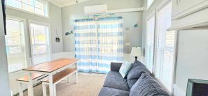 - un salon avec un canapé et une table dans l'établissement Down the Shore Campground, à Ocean View