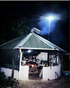 ein Haus mit einer Lampe darüber in der Nacht in der Unterkunft Amazing Grace KZN in Umzinto