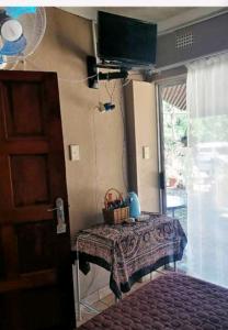 ein Zimmer mit einem Tisch und einem Korb darauf in der Unterkunft Amazing Grace KZN in Umzinto