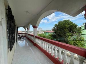 balkon z czerwono-białą poręczą z widokiem w obiekcie Arnold's Guest House w mieście San Ignacio