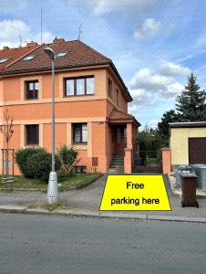 ein gelbes, kostenloses Parkschild vor einem Haus in der Unterkunft Apartmán 3 + kk blízko centra in Hradec Králové