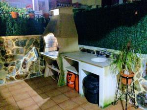 uma pequena cozinha de brincar com um lavatório e um balcão em Villa del Mar em La Pobla de Farnals