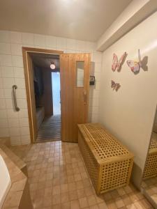 Postel nebo postele na pokoji v ubytování Stockholm Arlanda gratis parkering , Wifi, Fiber 1Gb, 2 enkelsängar, Långtidsboende rymligt o Garderober Room2